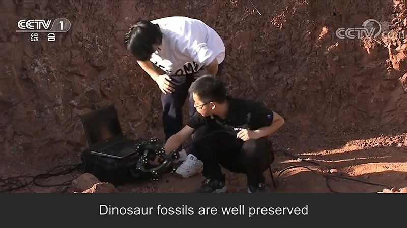 恐竜の化石を3Dスキャンしている様子