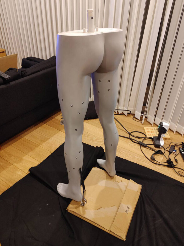 3Dスキャナーを用いて、人体スキャンをしている様子